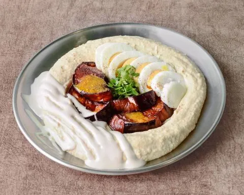 Hummus con huevo y berenjena frita