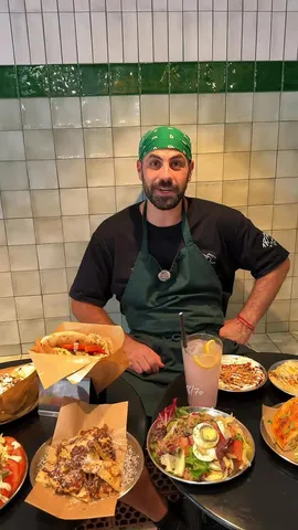 El cocinero de DosManos con una mesa llena de pitas y platos
