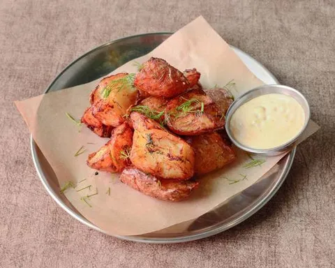 Patatas bravas con mantequilla de eneldo