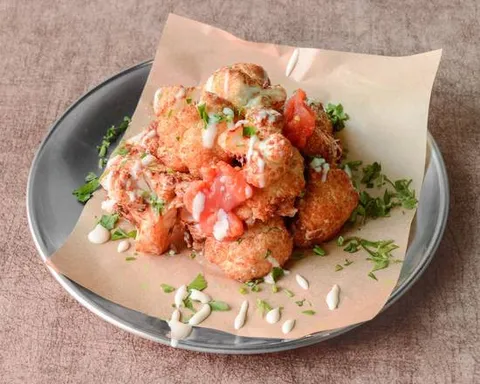 Balagan: coliflor asada con tomate rallado y hierbas