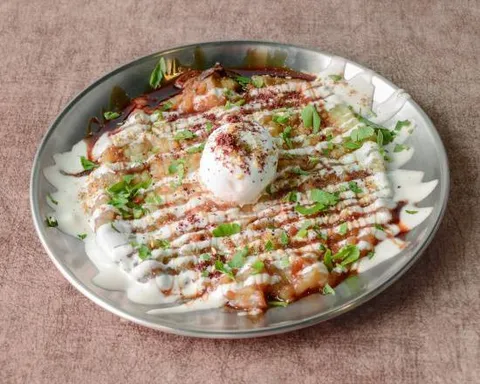 Bonfire: berenjena asada con labneh y miel de dátil