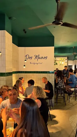 El comedor de DosManos lleno de gente